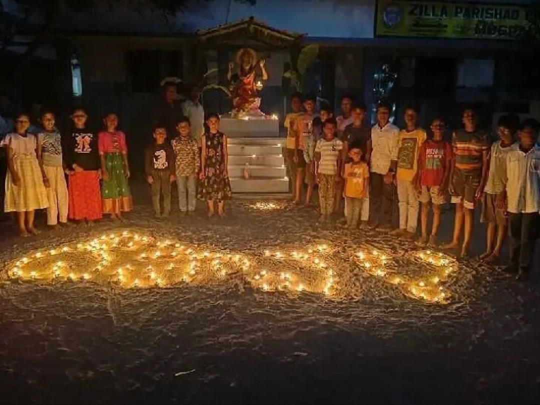 ప్రమిదలను వెలిగించిన మోపాల్ చిన్నారులు