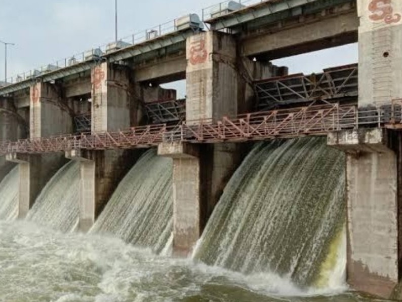 ప్రాజెక్టు ప్రధాన గేట్ల ద్వారా నీటి విడుదల