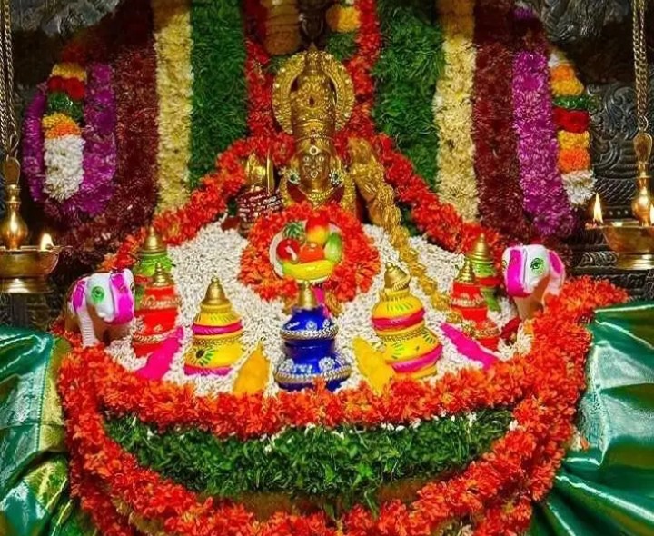 బల్కంపేట ఎల్లమ్మ గుడిలో దీపావళి పూజలు