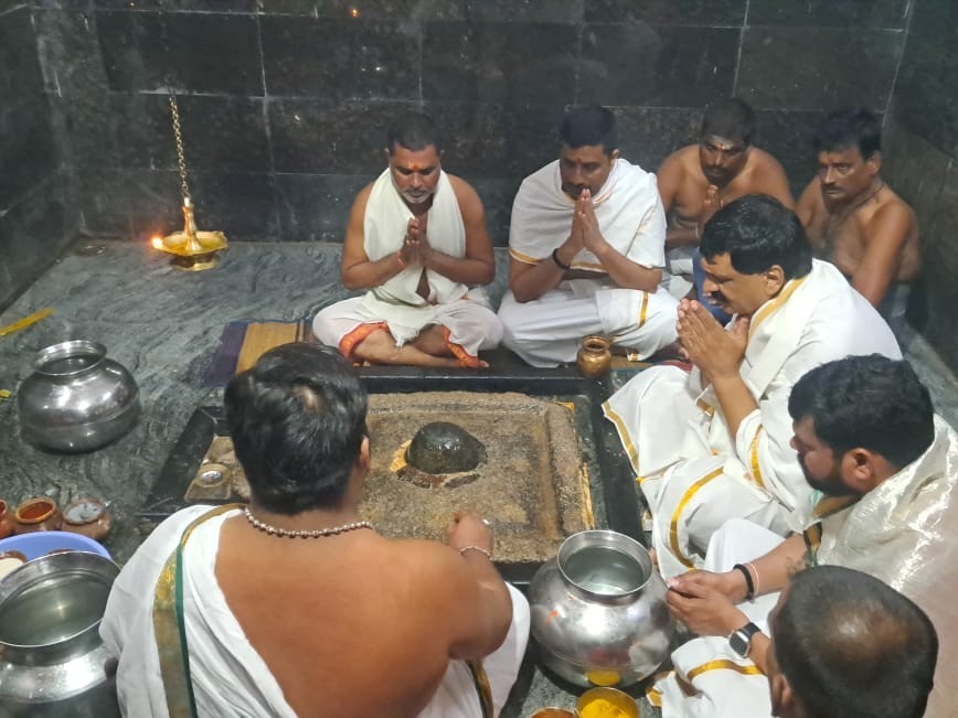 రామలింగేశ్వర స్వామి సన్నిధిలో మాజీ ఎమ్మెల్యే పూజలు