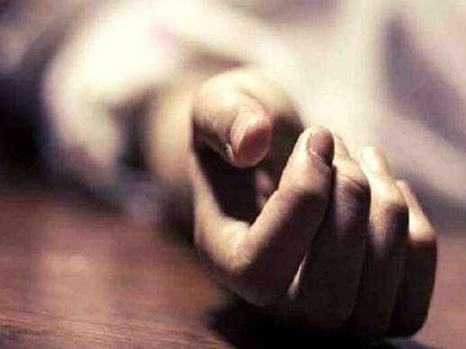 రెండో అంతస్తు నుంచి పడి వ్యక్తి మృతి