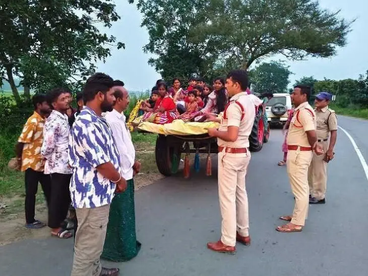 పరిమితికి మించి ప్రయాణికులతో వాహనాలు నడపవద్దు: SI