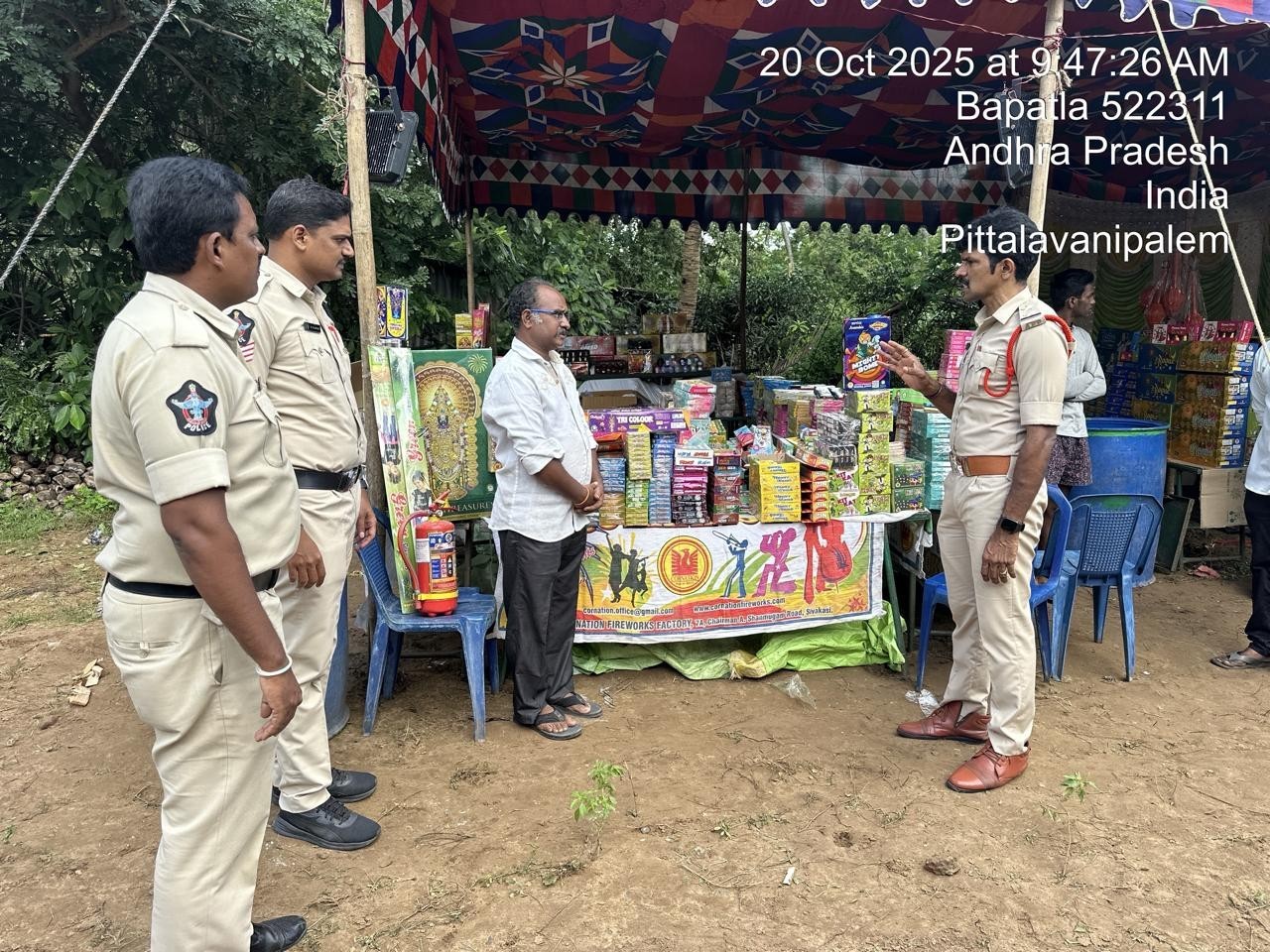 బాణాసంచా దుకాణాలను పరిశీలించిన ఎస్సై