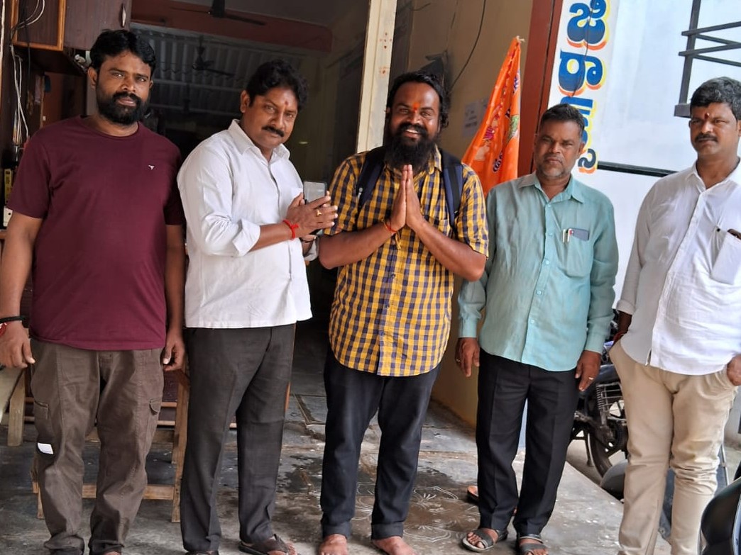 కాలినడకన తిరుమలకు వెళుతున్న భక్తుడికి స్వాగతం