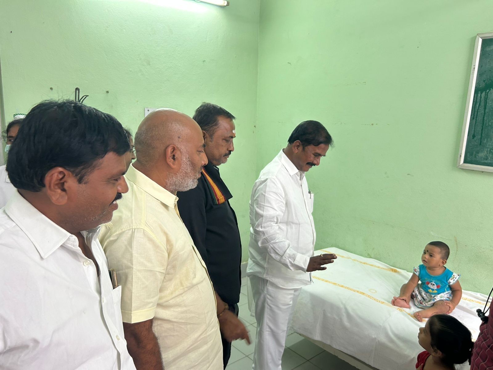 మహిళను పరామర్శించిన ఎమ్మెల్యే