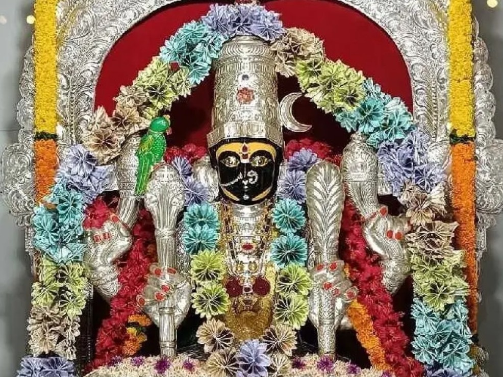 కరెన్సీనోట్లతో కామాక్షమ్మకు అలంకరణ
