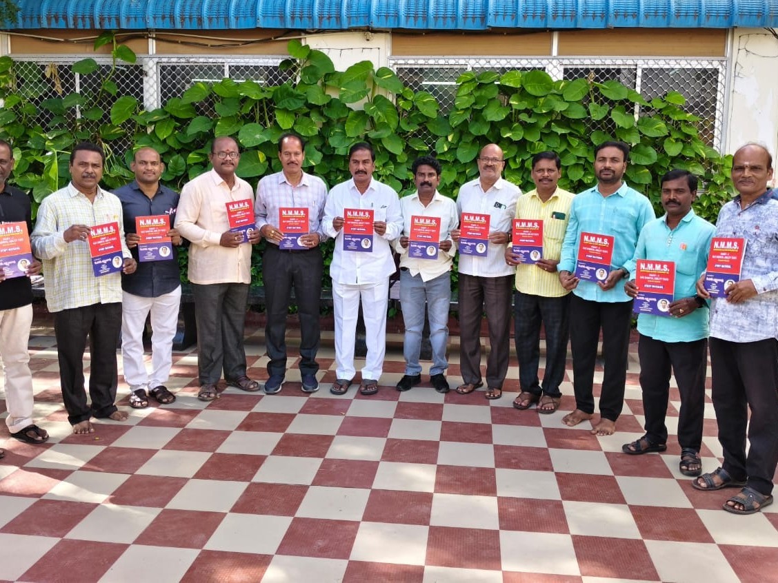 పుస్తకాన్ని ఆవిష్కరించిన ఎమ్మెల్యే