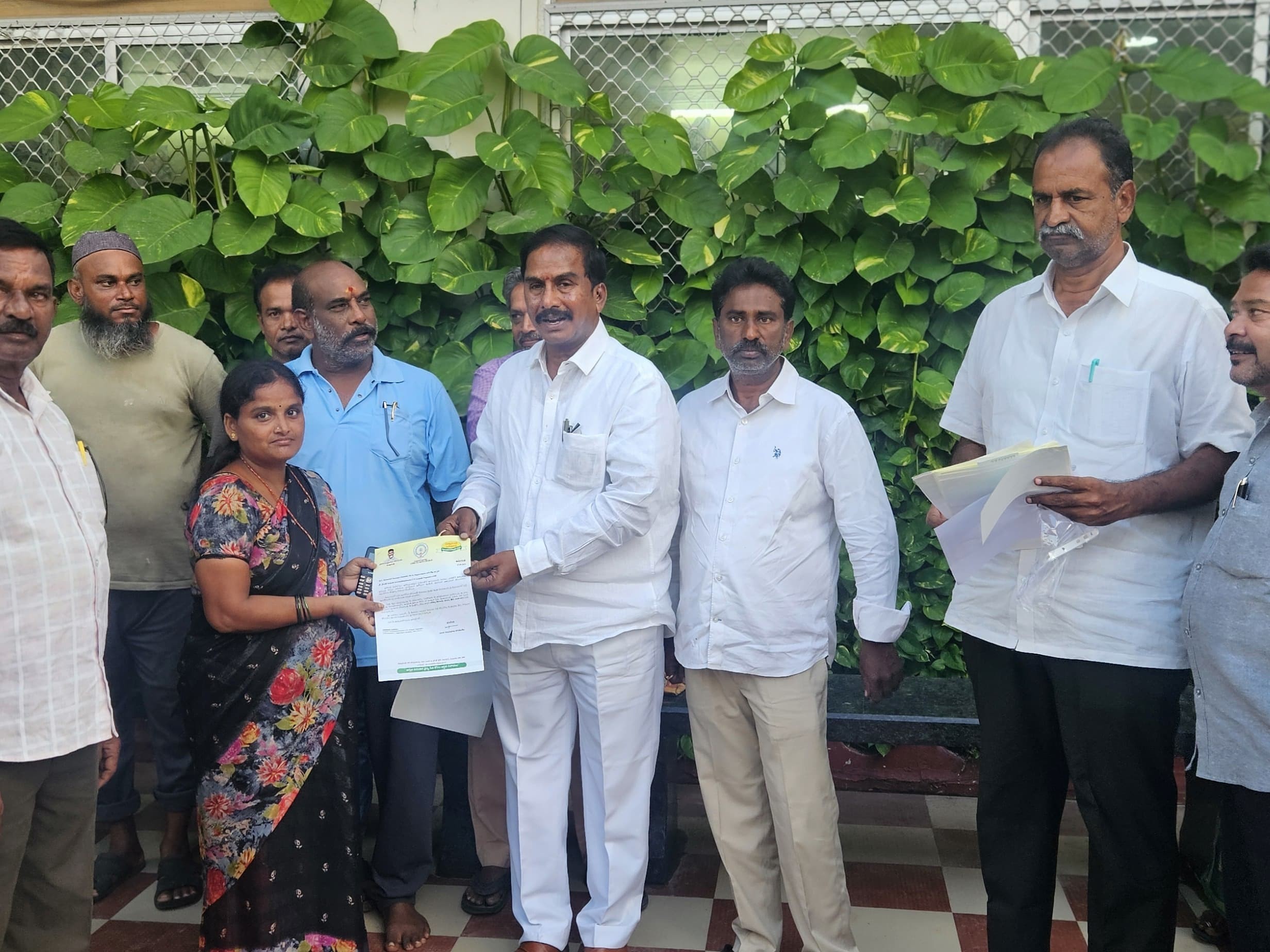 సీఎం సహాయనిది చెక్కులను అందించిన : ఎమ్మెల్యే