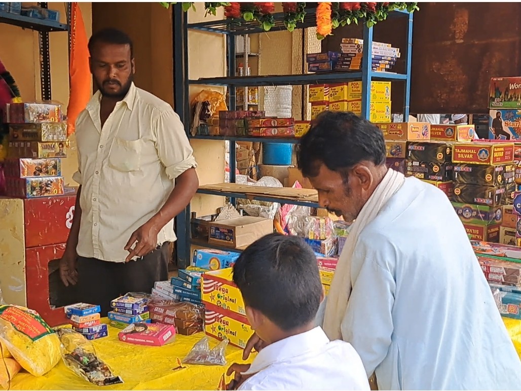 టపాసుల స్టాళ్లతో సంతరించుకున్న దీపావళి శోభ