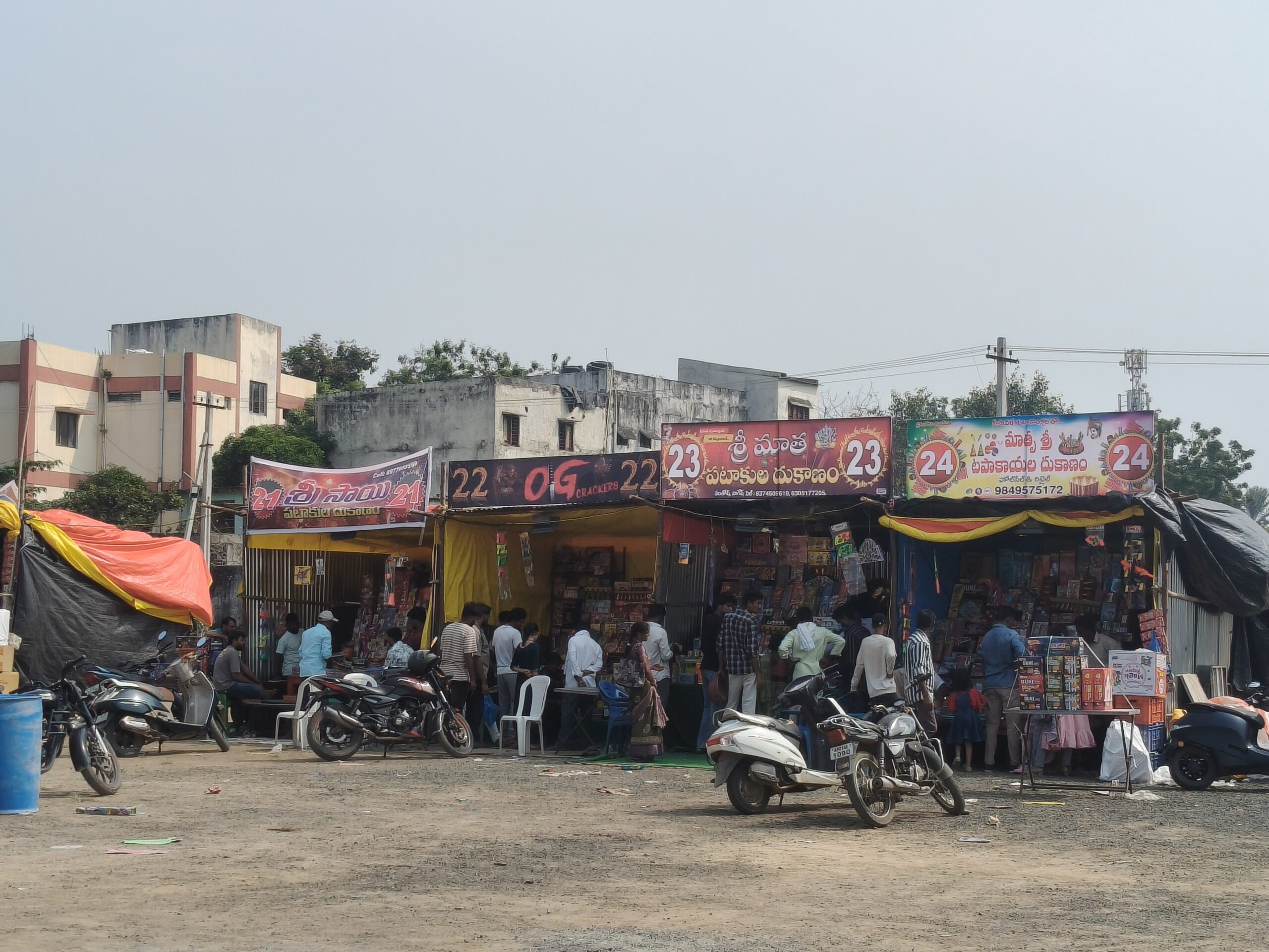 నిబంధనలు విరుద్ధంగా టపాసుల దుకాణాలు