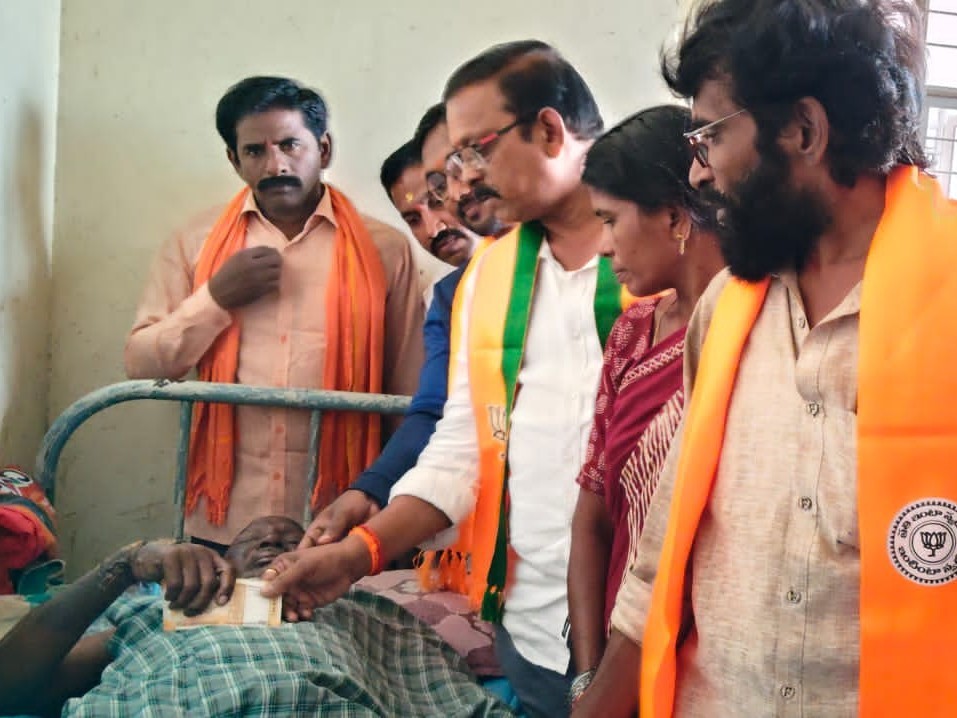 క్షతగాత్రులకి ఆర్థికసాయం అందజేత