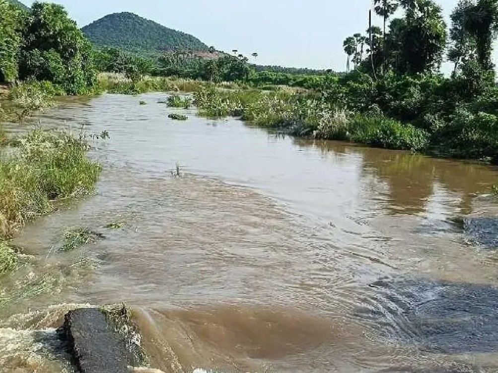 పలు గ్రామాలకు రాకపోకలు బంద్
