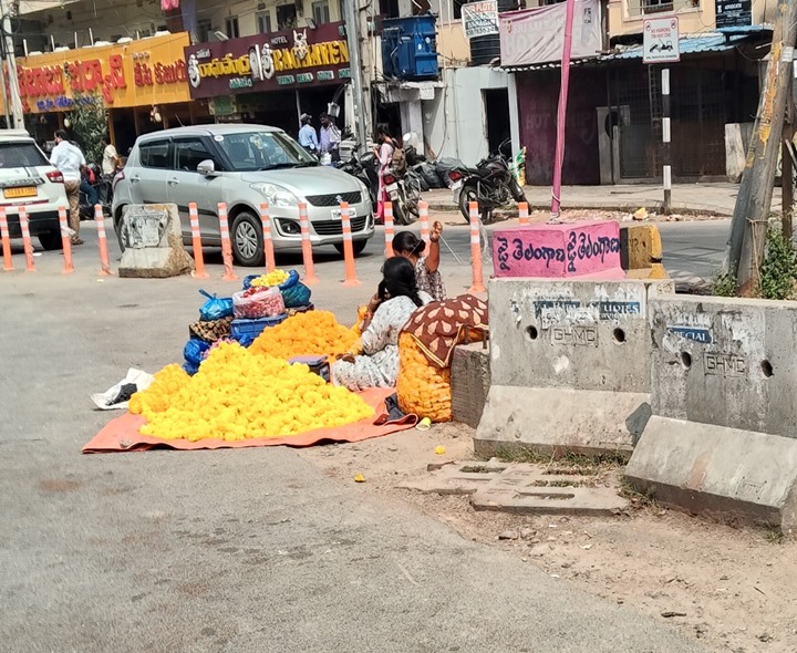 పడిపోయిన బంతిపూల ధర.. నష్టాల్లో వ్యాపారులు..!