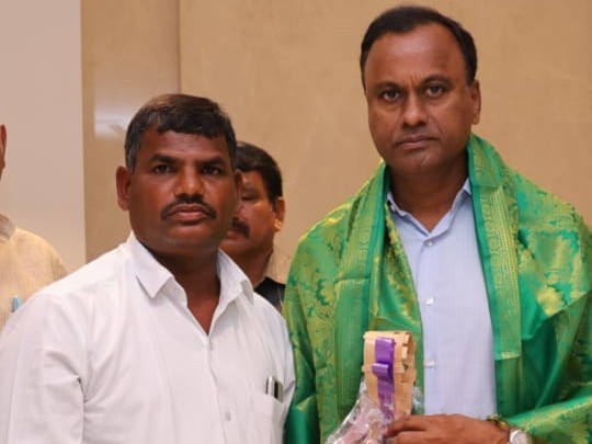 ఎమ్మెల్యేని కలిసిన పట్టణ పార్టీ అధ్యక్షుడు