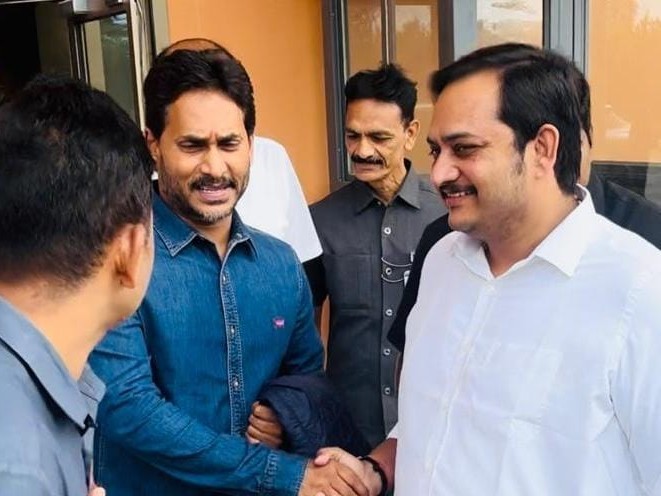 మాజీ సీఎం జగన్‌కు స్వాగతం పలికిన గంట నరహరి