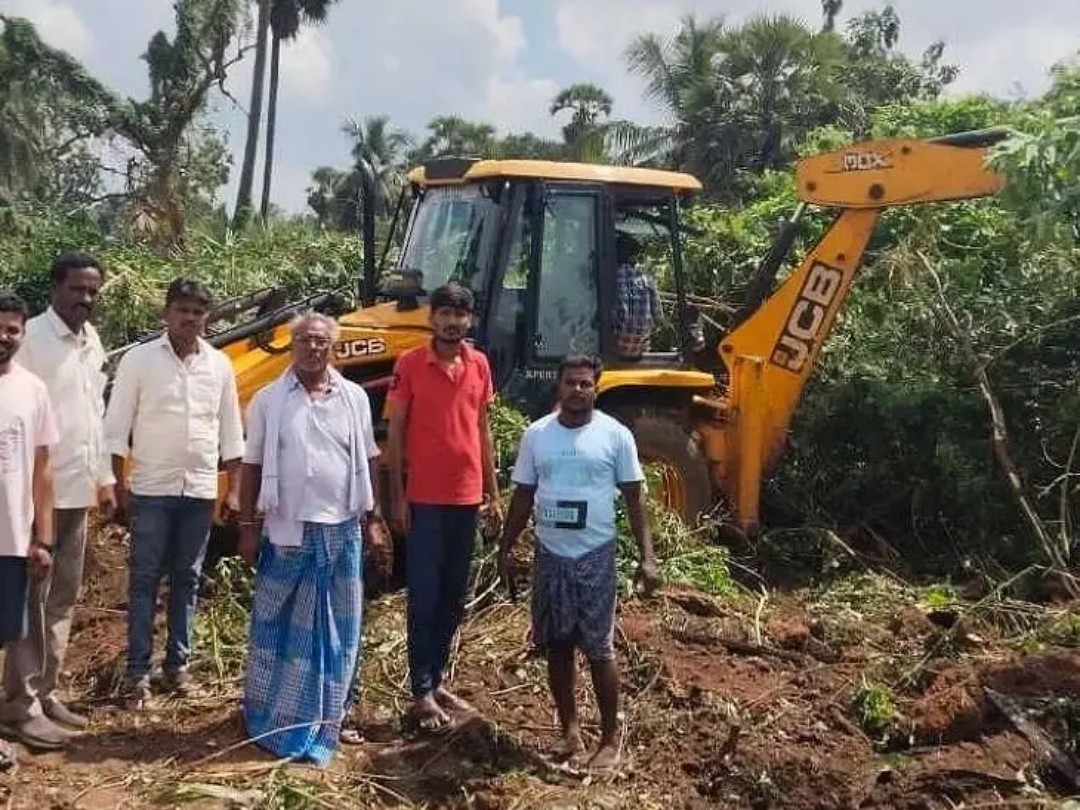 సర్పంచ్ సొంత నిధులతో పిచ్చి మొక్కలు తొలగింపు