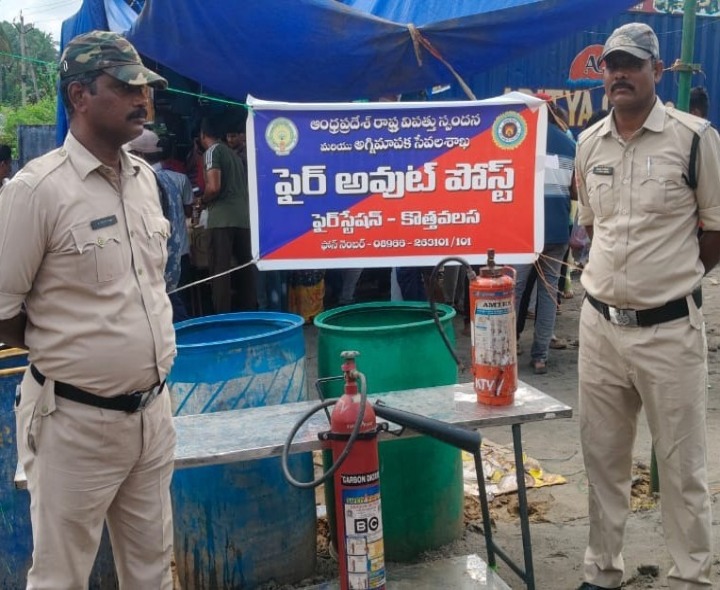 దుకాణాల వద్ద ప్రత్యేక సిబ్బంది గస్తీ