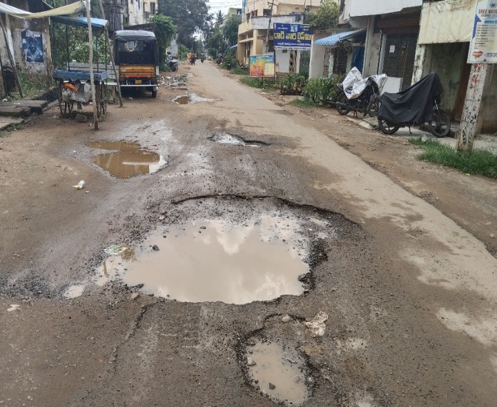 గోతులమయంగా సబ్బవరం రోడ్డు