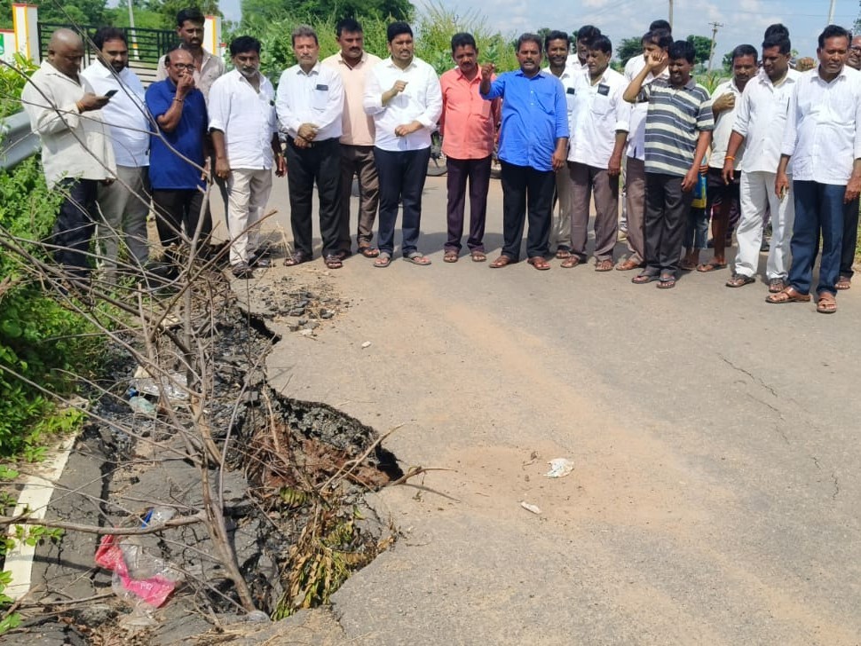‘వెదుళ్ళ వాగుపై బ్రిడ్జి మరమ్మత్తులు వెంటనే చేపట్టాలి’