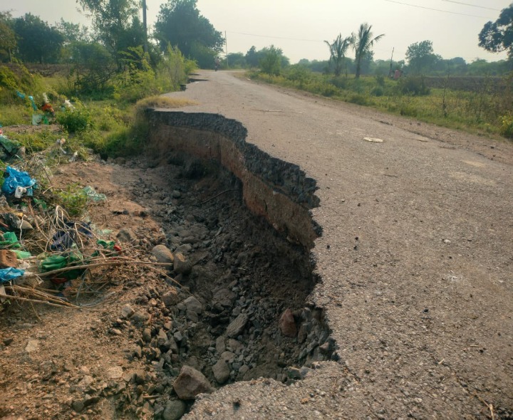 వర్షాలకు దెబ్బతిన్న గ్రామీణ రోడ్లు