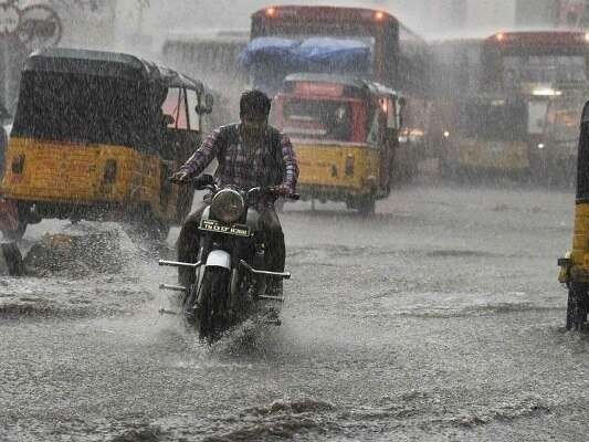భారీ వర్షం.. రోడ్లన్నీ జలమయం