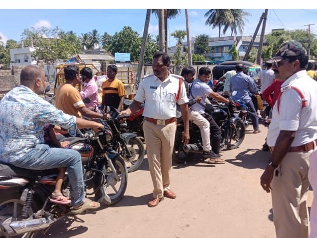 బాణాసంచా స్టాల్స్ వద్ద ట్రాఫిక్ నిర్వహణ