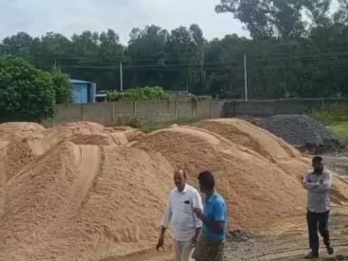 అక్రమంగా నిల్వ ఉంచిన ఇసుకను సీజ్ చేసిన అధికారులు