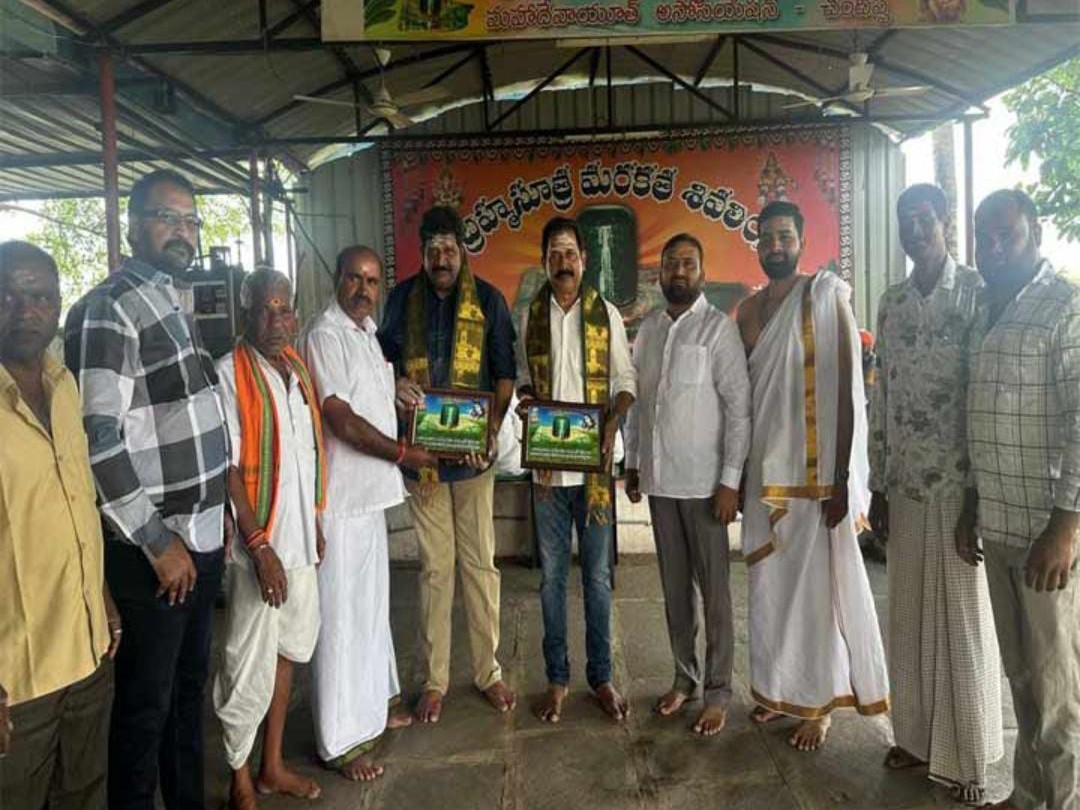 మరకత శివాలయంలో నటుడు ప్రత్యేక పూజలు