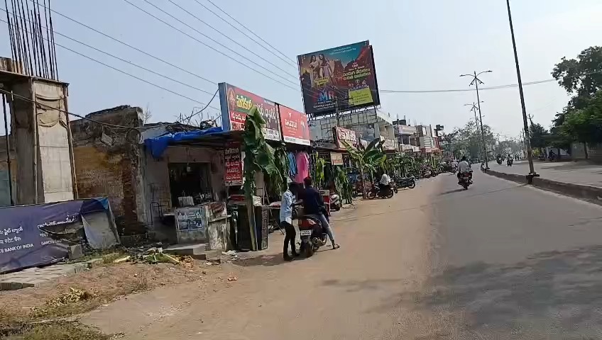 దుకాణాలను అలంకరించిన వ్యాపారులు