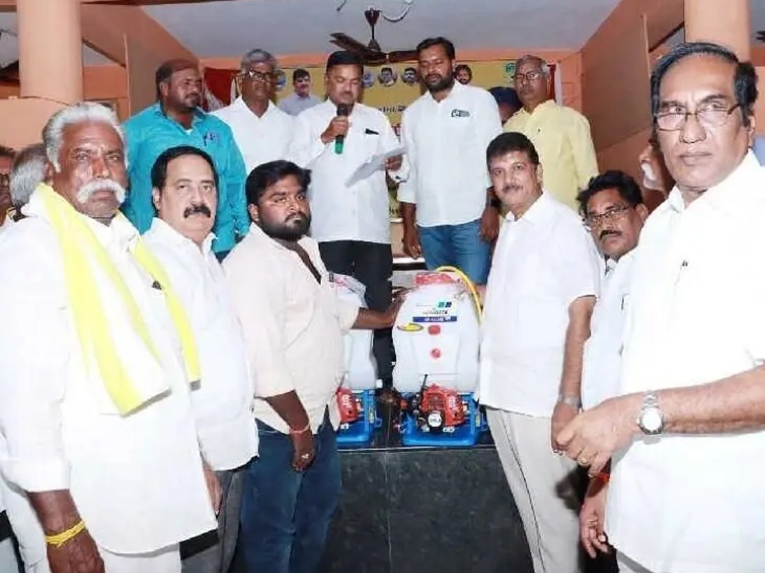 రైతులకు తైవాన్ స్ప్రేయర్లు పంపిణీ