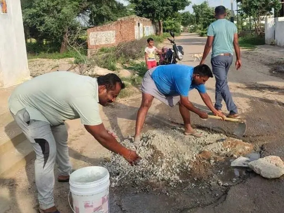 సొంత నిధులతో గుంతలు పూడ్చిన  అక్కినేపల్లి యువత