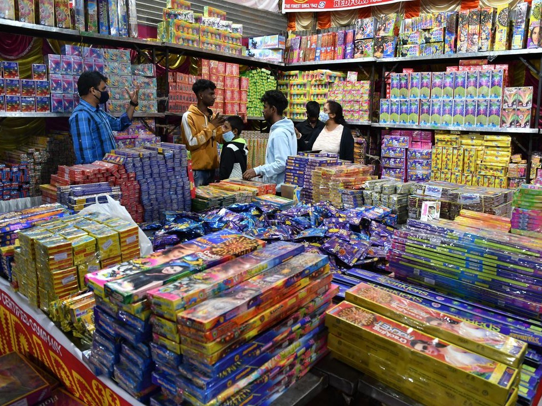 దీపావళితో మార్కెట్లో పండగ వాతావరణం