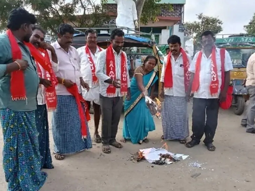పుట్లూరులో ట్రంప్ ఫ్లెక్సీల దహనం
