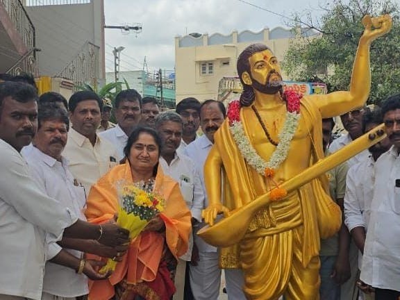 కనకదాస విగ్రహాన్ని వితరణ చేసిన మంత్రి