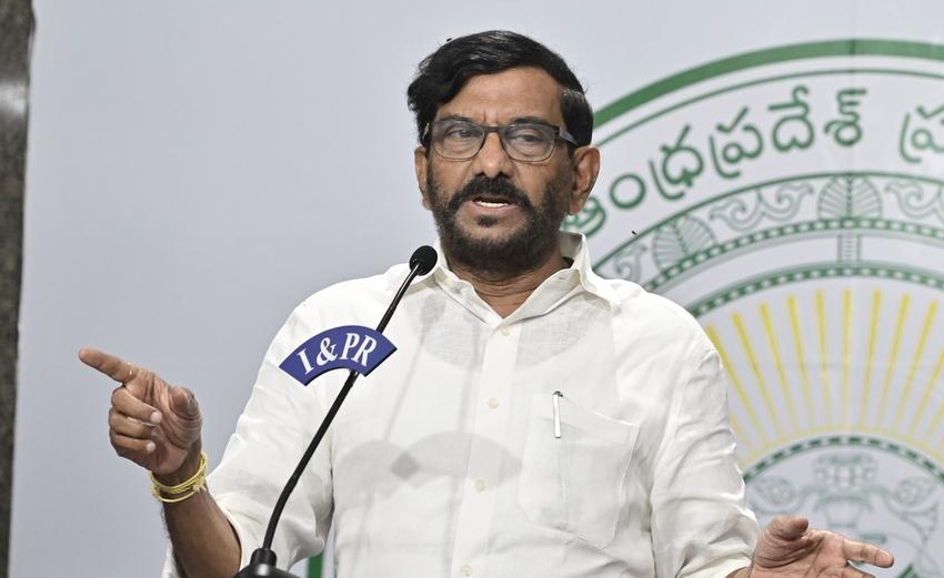 గిరిజనులకు టపాసులు, స్వీట్లు పంపిణీ చేసిన సోమిరెడ్డి
