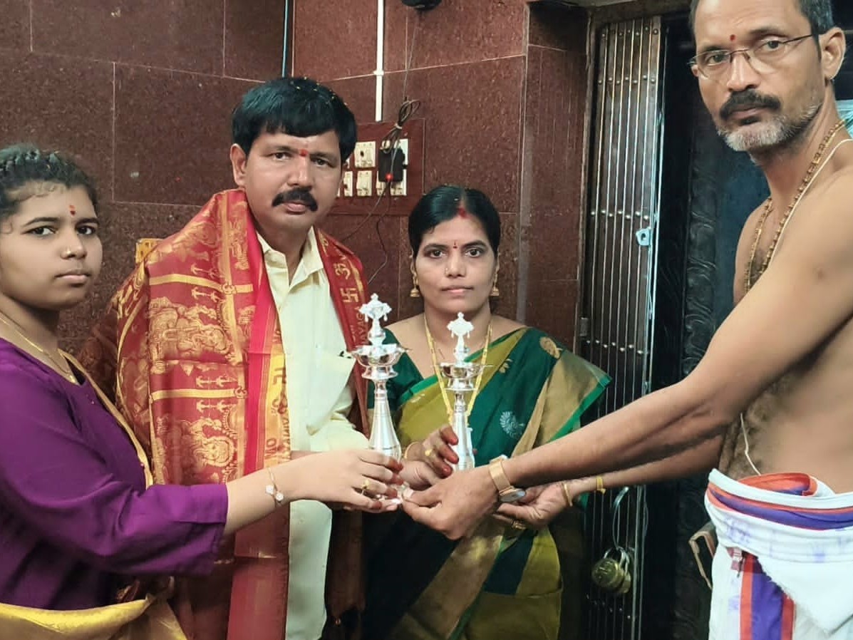 స్వామివారికి వెండి ద్వీపపు కుందులు బహుకరణ