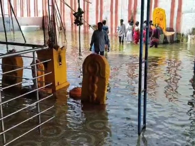మట్టపల్లి దేవస్థానంలో  భారీగా చేరిన వరద నీరు