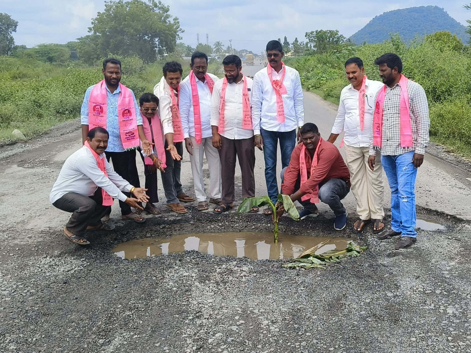ప్రధాన రహదారిపై చెట్లు నాటి నిరసన
