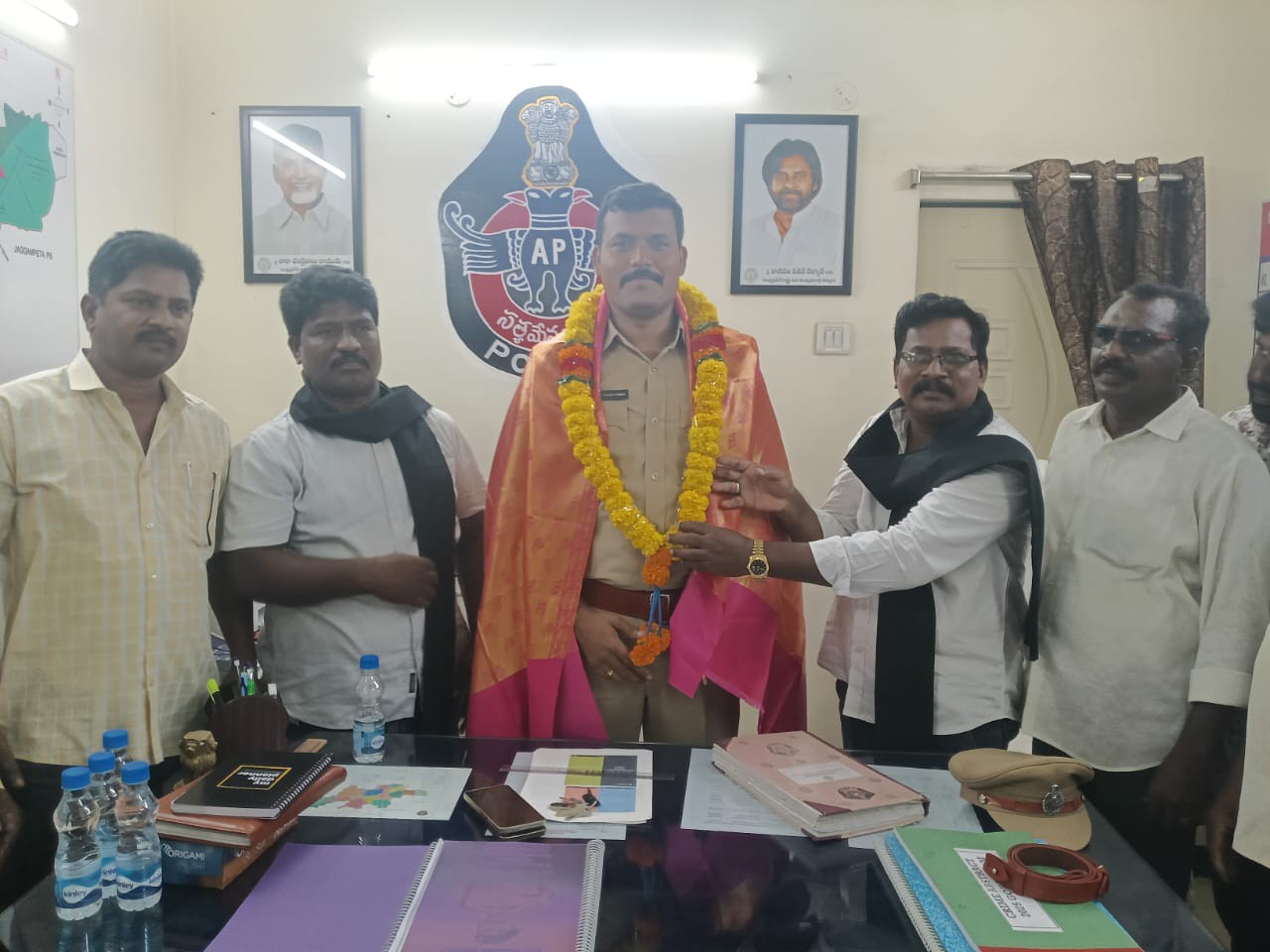 ఎస్సైను కలిసిన MRPS నాయకులు