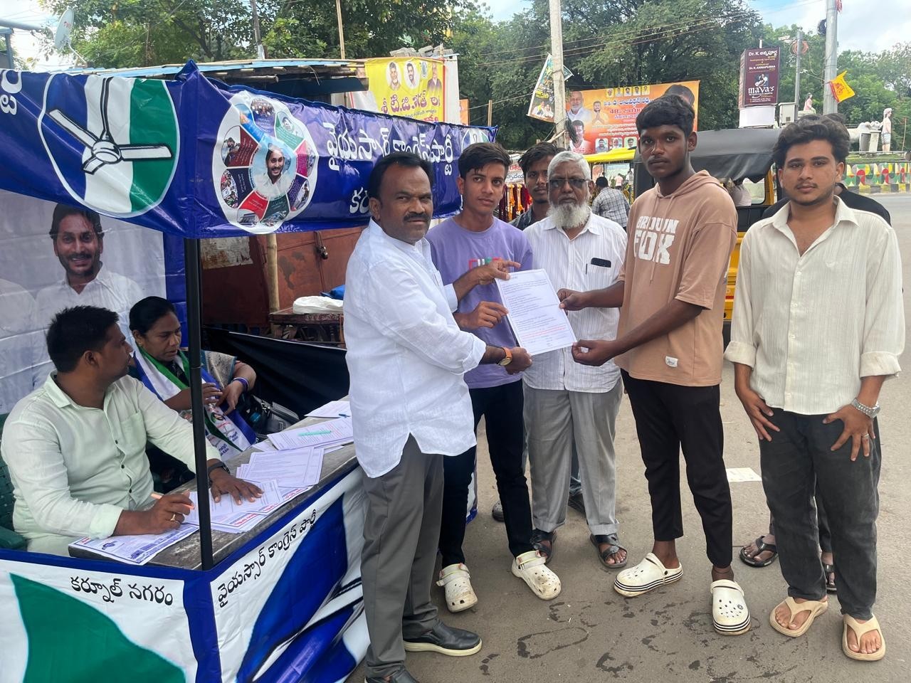 వైద్య కళాశాలల ప్రైవేటీకరణకు వ్యతిరేకంగా కోటి సంతకాల సేకరణ