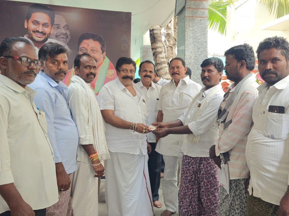 వివాహానికి బంగారు తాళిబొట్టు,వెండి మెట్లను  అందజేత