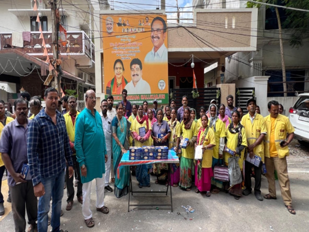 పారిశుద్ధ్య కార్మికులకు దీపావళి కానుక