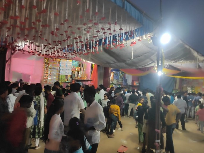 జనంతో కిక్కిరిసిన టపాసుల దుకాణాలు