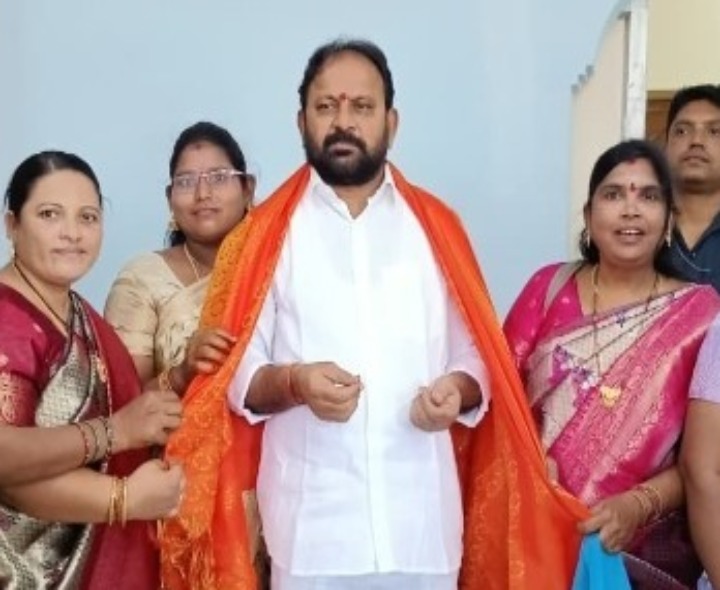 ఎమ్మెల్యేను కలిసిన మహిళా కాంగ్రెస్ నాయకురాలు