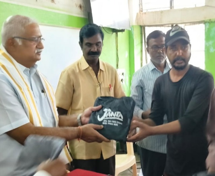 ఆర్టీసీ సిబ్బందికి రెయిన్‌కోట్లు అందజేత