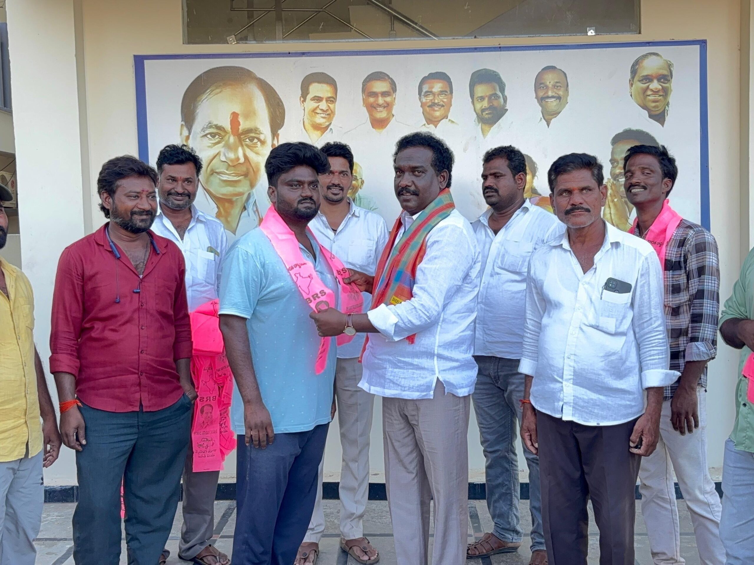 బీఆర్ఎస్ పార్టీలోకి కాంగ్రెస్ నాయకులు చేరికలు