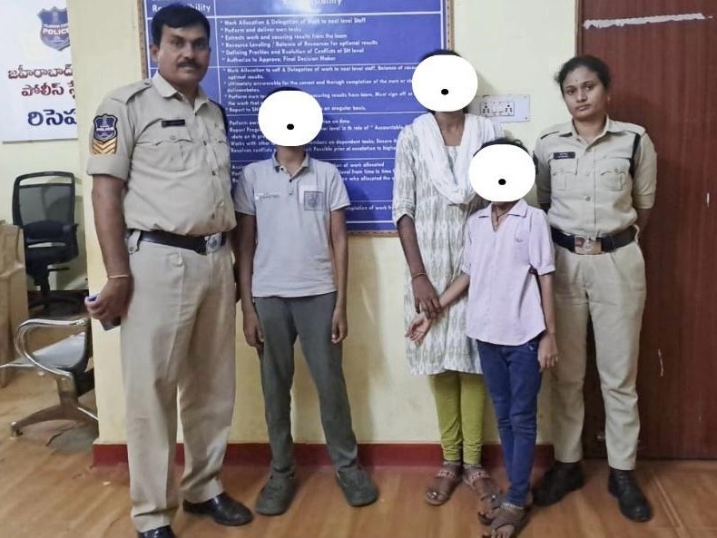 ఆత్మహత్యకు యత్నించిన వారిని కాపాడిన పోలీసులు