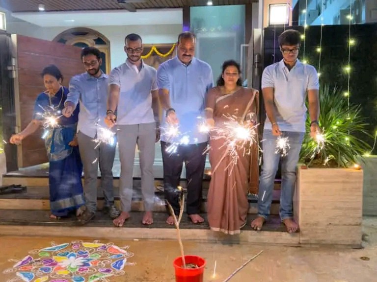 కుటుంబ సమేతంగా దీపావళి వేడుకల్లో పాల్గొన్న మంత్రి అచ్చెన్న