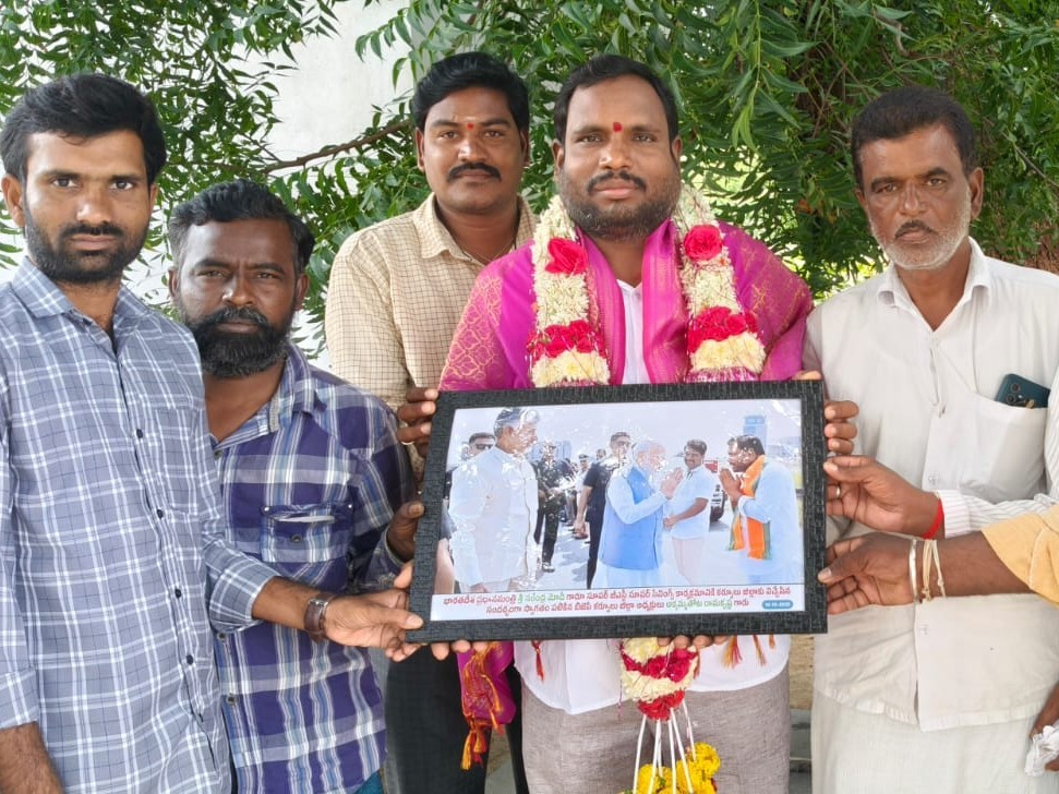 ప్రధాని మోదీ స్వాగతం ఫోటో అందజేత..!