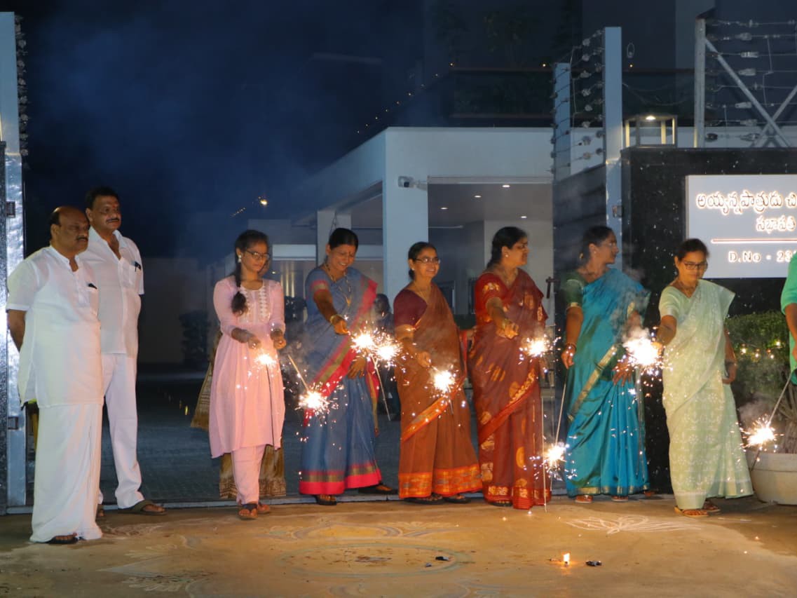 స్పీకర్ అయ్యన్న ఇంట్లో దీపావళి సంబరాలు